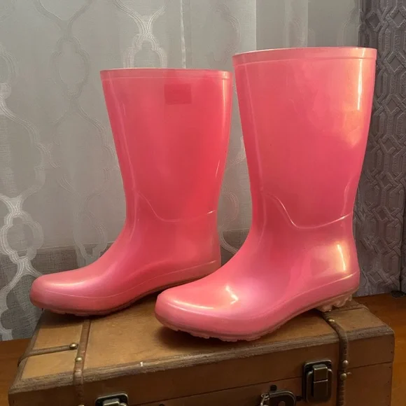 Vibrant iridescent Pink Rain Boots - Picture 2 of 6